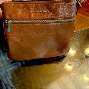 Large size Michael kors cross body with multiple compartments tan color